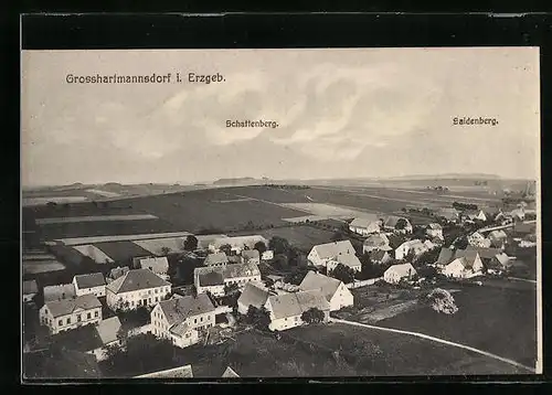 AK Grosshartmannsdorf i. Erzgeb., Ortsansicht mit Blick auf den Schattenberg und den Saidenberg