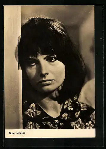 AK Schauspielerin Dana Smutna traurig schauend