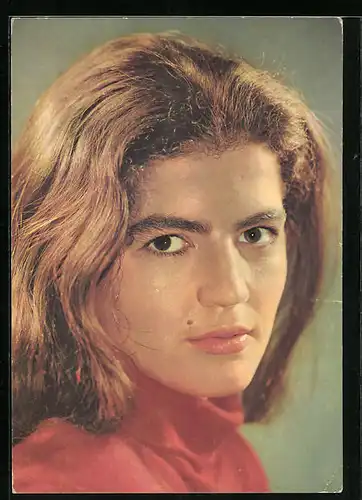 AK Schauspielerin Kati Szekely ernst schauend