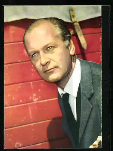 AK Schauspieler Curt Jürgens zur Seite schauend