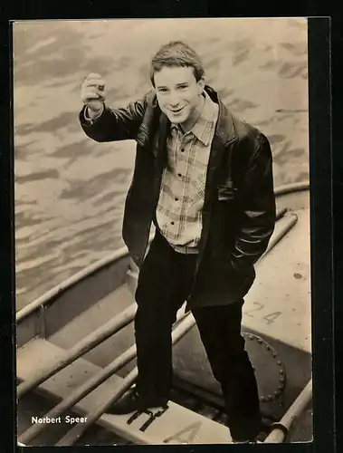 AK Schauspieler Norbert Speer in einem Ruderboot