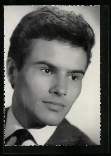 AK Schauspieler Horst Buchholz ernst schauend