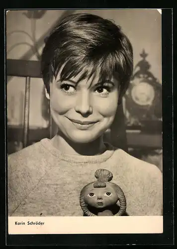 AK Schauspielerin Karin Schröder mit verschmitztem Lächeln