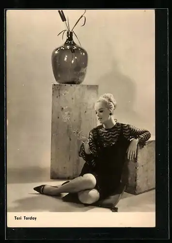 AK Schauspielerin Teri Torday auf dem Boden sitzend
