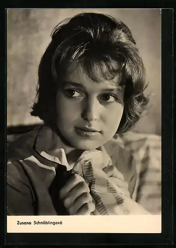 AK Schauspielerin Zusana Schnöblingova ernst schauend