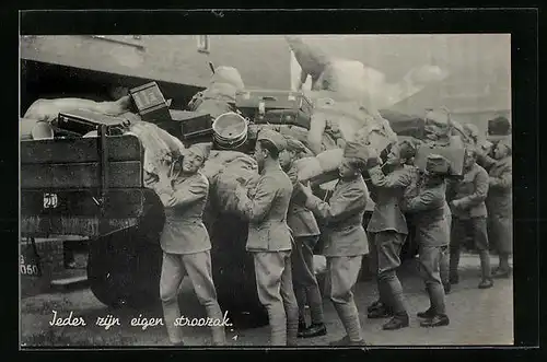 AK Niederländische Soldaten laden Gepäck vom LKW