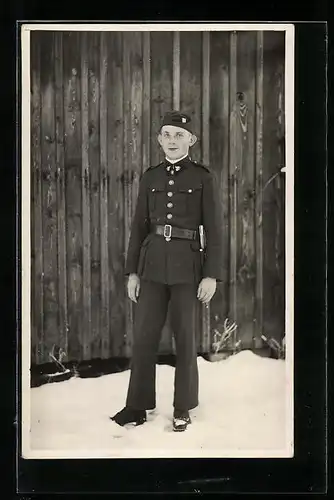 AK Tschechischer Soldat in Uniform im Schnee