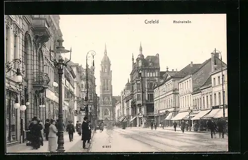 AK Crefeld, Partie in der Rheinstrasse mit Passanten und Blick auf Kirchturm