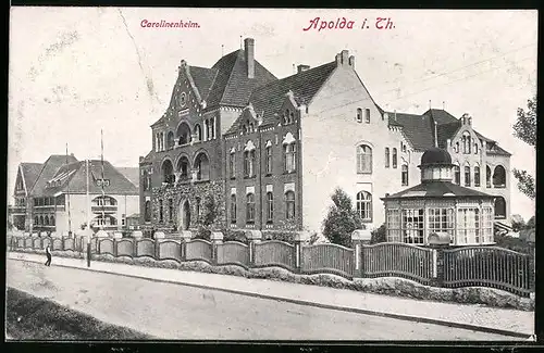 AK Apolda /Th., Carolinenheim mit Nachbargebäuden und Strasse