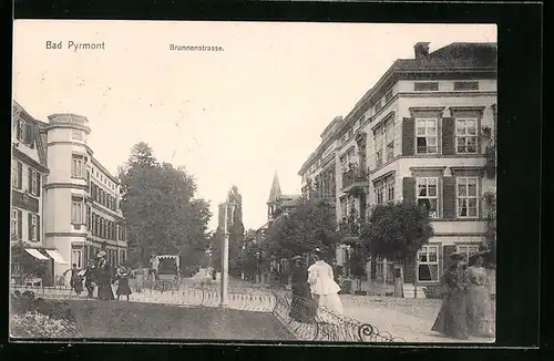 AK Bad Pyrmont, Partie in der Brunnenstrasse, mit Passantinnen
