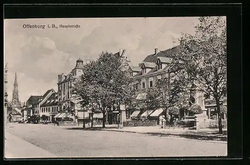 AK Offenburg i. B., Partie in der Hauptstrasse mit Denkmal und Kirchturm