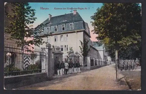 AK Hanau, Kaserne des Eisenbahn-Regts. Nr. 2 mit Strasse und Regimentssoldaten