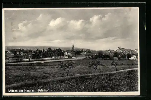 AK Rhüden am Harz, Ortsansicht mit Bahnhof von einem Feld aus