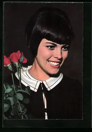 AK Sängerin Mireille Matthieu mit roten Rosen