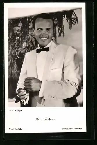 AK Musiker Harry Belafonte im weissen Anzug