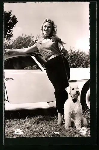 AK Musikerin Bibi Johns mit Hund und Auto