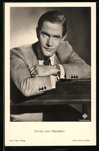 AK Schauspieler Ernst von Klipstein mit aufgestützten Armen