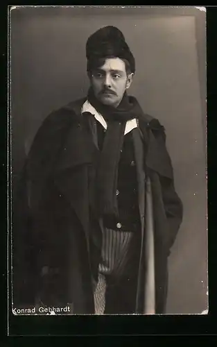 AK Schauspieler Konrad Gebhardt mit Mütze und Mantel