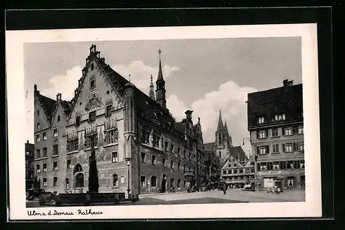AK Ulm a. d. Donau, Rathaus mit Strassenpartie