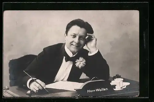 AK Schauspieler Herr Woller am Schreibtisch sitzend