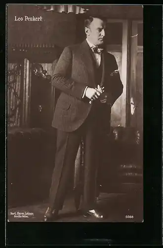 AK Schauspieler Leo Peukert im Anzug