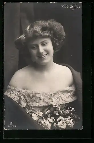 AK Schauspielerin Violet Wegner mit Hochsteckfrisur