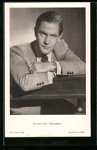 AK Schauspieler Ernst von Klipstein mit aufgestützten Armen