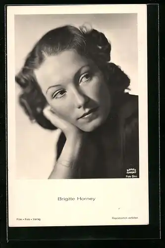 AK Schauspielerin Brigitte Horney mit aufgestütztem Kopf