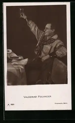 AK Schauspieler Valdemar Psilander das Glas erhebend