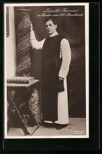 AK Schauspieler Leopold Kramer an einer Säule stehend