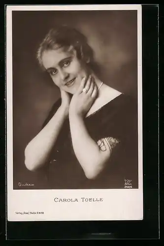 AK Schauspielerin Carola Toelle mit aufgestütztem Kopf