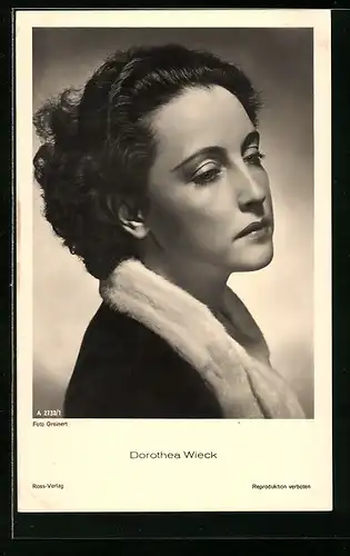 AK Schauspielerin Dorothea Wieck mit ernstem Blick