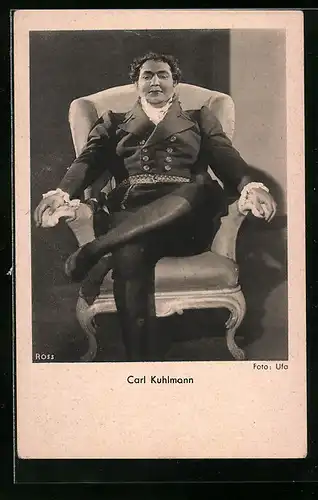AK Schauspieler Carl Kuhlmann in einem Sessel sitzend