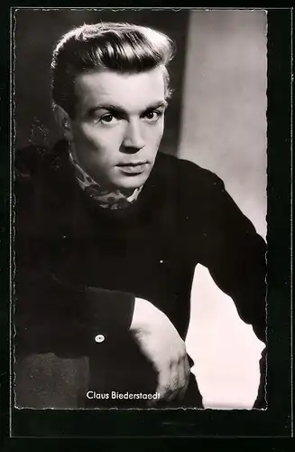 AK Schauspieler Claus Biederstaedt nachdenklich blickend