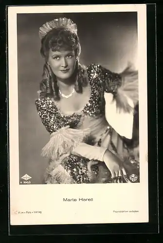 AK Schauspielerin Marte Harell im Glitzerkostüm