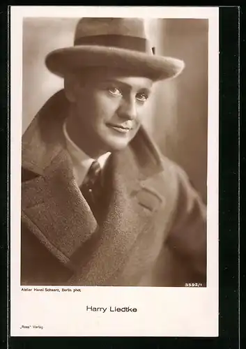 AK Schauspieler Harry Liedtke mit Mantel und Hut