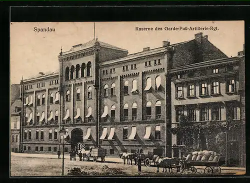 AK Berlin-Spandau, Kaserne des Garde-Fuss-Artillerie-Rgt. mit Strasse und Pferdewagen