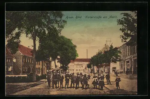 AK Haan /Rhld., Partie in der Kaiserstrasse am Markt, mit Einwohnergruppe