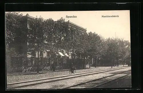 AK Berlin-Spandau, Munitionsfabrik hinter Strassenbahnschienen