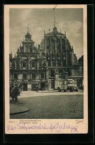 AK Riga, Strassenpartie mit Schwarzhäupterhaus und Omnibus