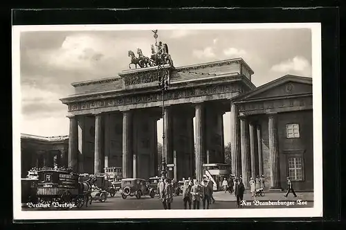 AK Berlin, Brandenburger Tor bei starkem Verkehr