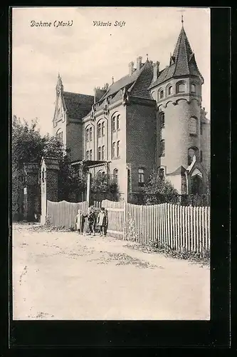 AK Dahme /Mark, Strassenpartie mit Blick aufs Viktoria-Stift, Kindergruppe