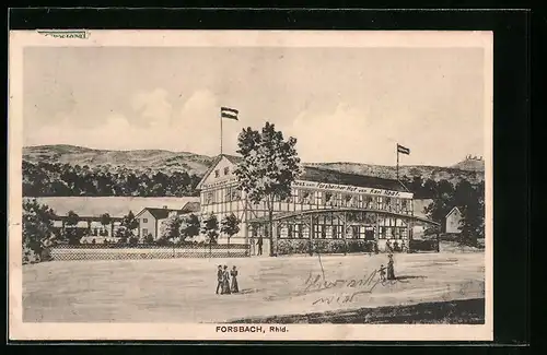 Künstler-AK Forsbach /Rhld., Gasthaus Forsbacher Hof mit Strasse und Bergpanorama