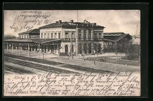 AK Höchst a. M., Bahnhof mit Bahnsteig und Gleisen aus der Vogelschau