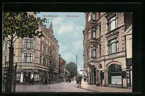 AK Neumünster, Partie in der Kielerstrasse, mit Geschäften und Passanten