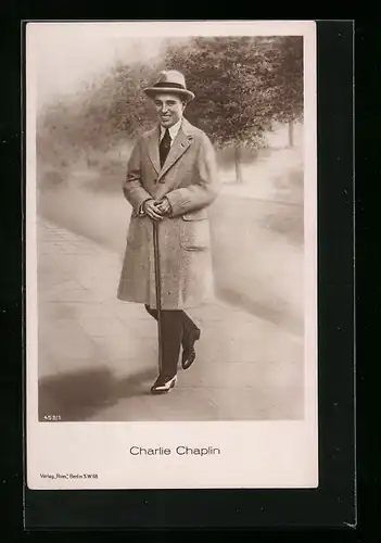 Künstler-AK Schauspieler Charlie Chaplin mit breitem Lächeln in Zivil