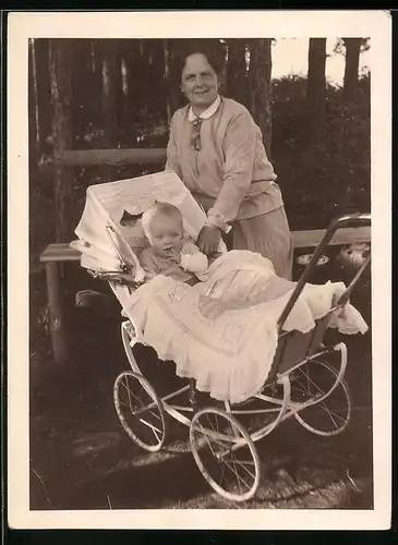 Fotografie Mutterglück, betagte Mutter mit Baby im Kinderwagen