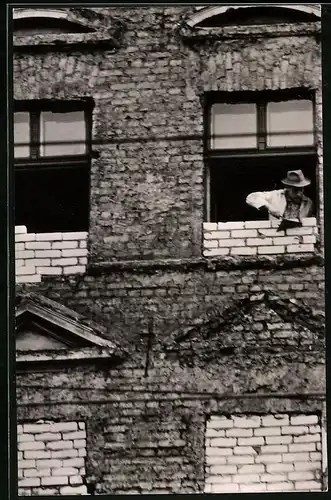 Fotografie unbekannter Fotograf, Ansicht Berlin, Bernauer Strasse, Fenster im Grenzhaus werden zu gemauert