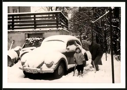 Fotografie Auto VW Käfer, Volkswagen mit Kennzeichen Berlin total eingeschneit