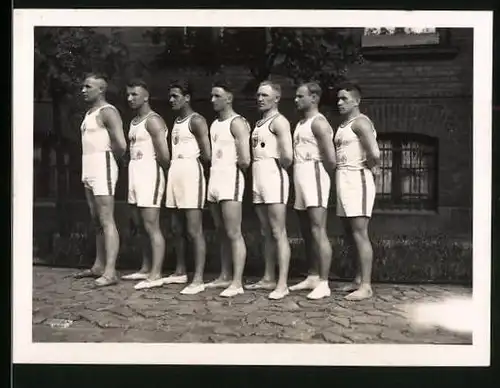 Fotografie Turner der Deutschen Turnerschaft in Sportbekleidung mit Wappen DT